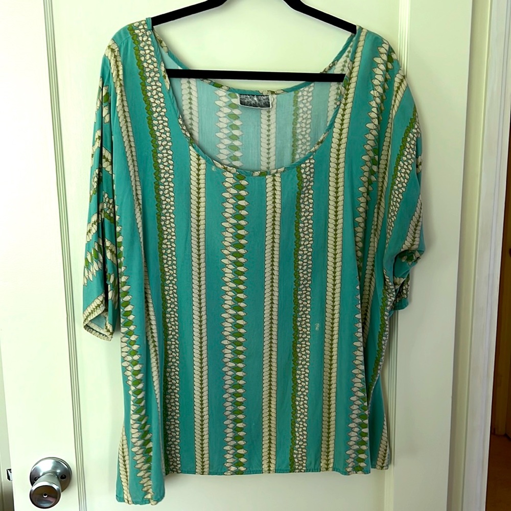 🦋Shell blouse. $5 if bundled